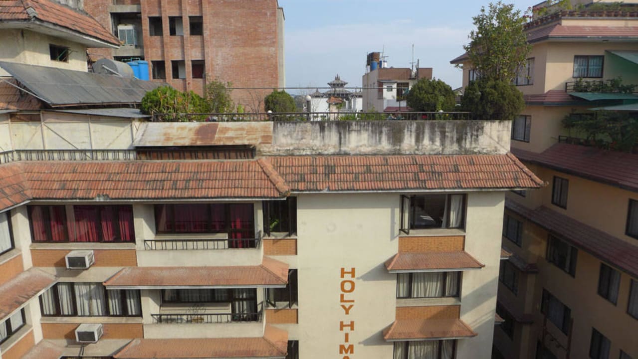 Das 'alte" Hotelgebäude [Foto vom Haus gegenüber] Hotel Holy Himalaya