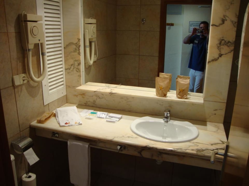 Schönes Badezimmer Iberostar Waves Bahia de Palma