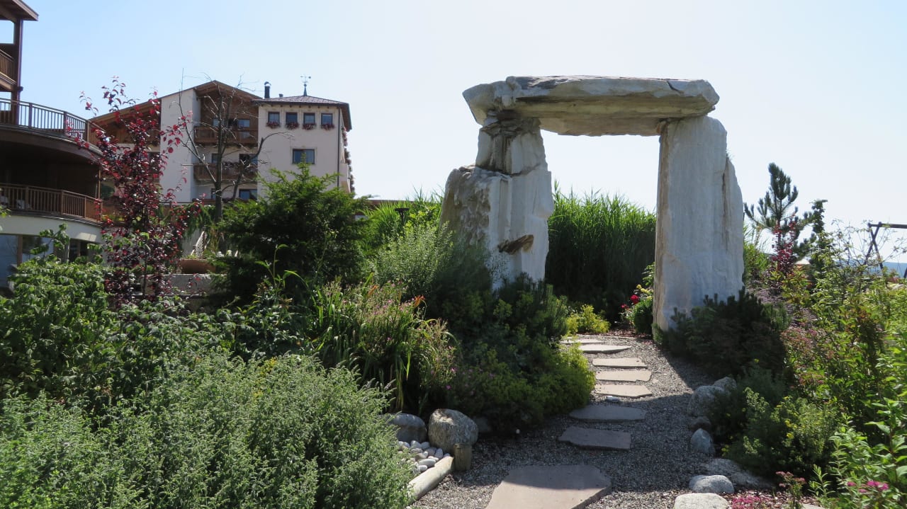 Herrliche Außenanlage Hotel Chalet Mirabell