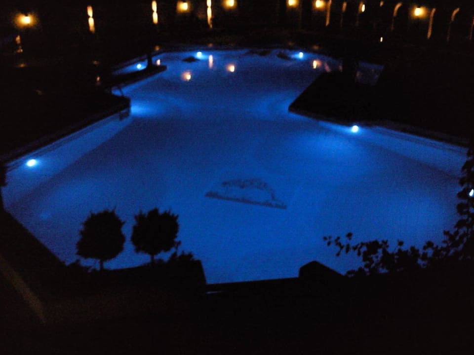 Pool bei Nacht Gaia Garden Hotel