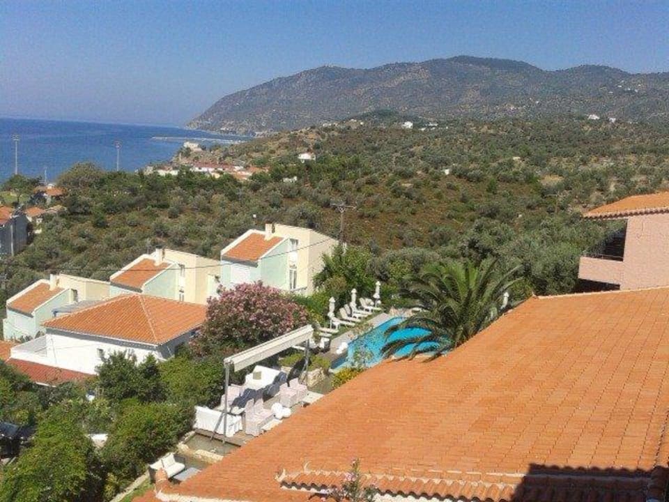 Blick vom Balkon auf Umgebung und Pool Hotel Sandy Bay