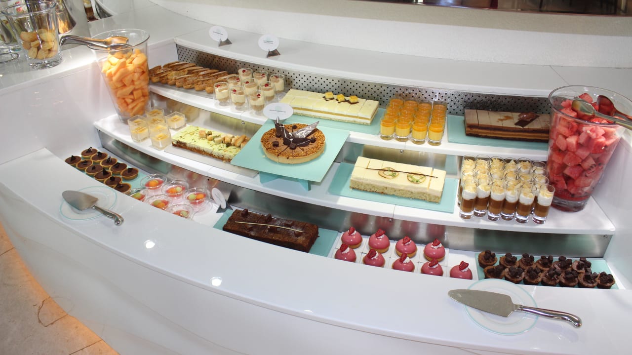 Büffet im Olea The St. Regis Saadiyat Island Resort, Abu Dhabi