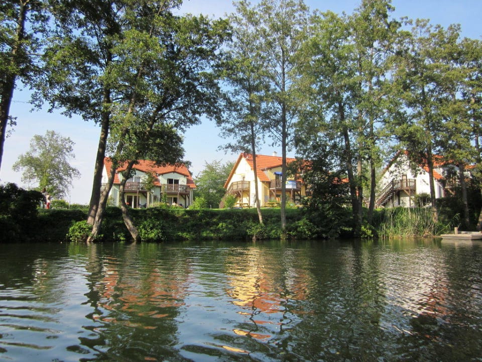 Blick vom Kanu auf die Häuser Müritzparadies Feriendorf Alte Fahrt