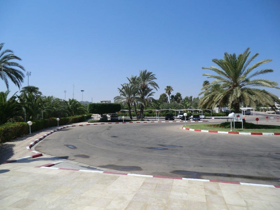 Vor dem Hotel El Mouradi Club Kantaoui