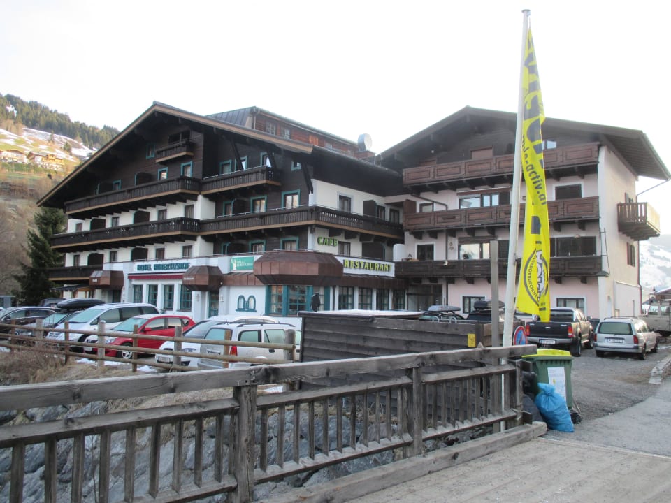 Vorderansicht Hotel Hubertushof Hinterglemm