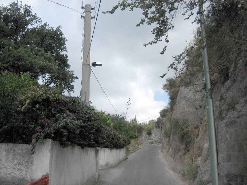 Steile Strasse zum Hotel Castiglione Village & Spa