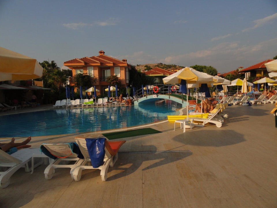 Morgens am Pool Club Dizalya