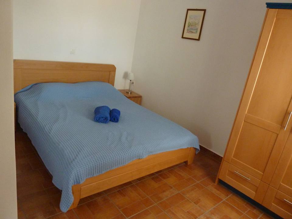 Eines der Schlafzimmer mit Doppelbett Apartments Kallisto