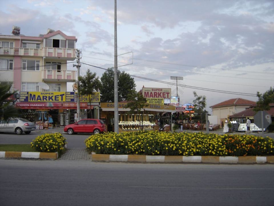 Einkaufsstraße  vor dem Hotel Melas Holiday Village
