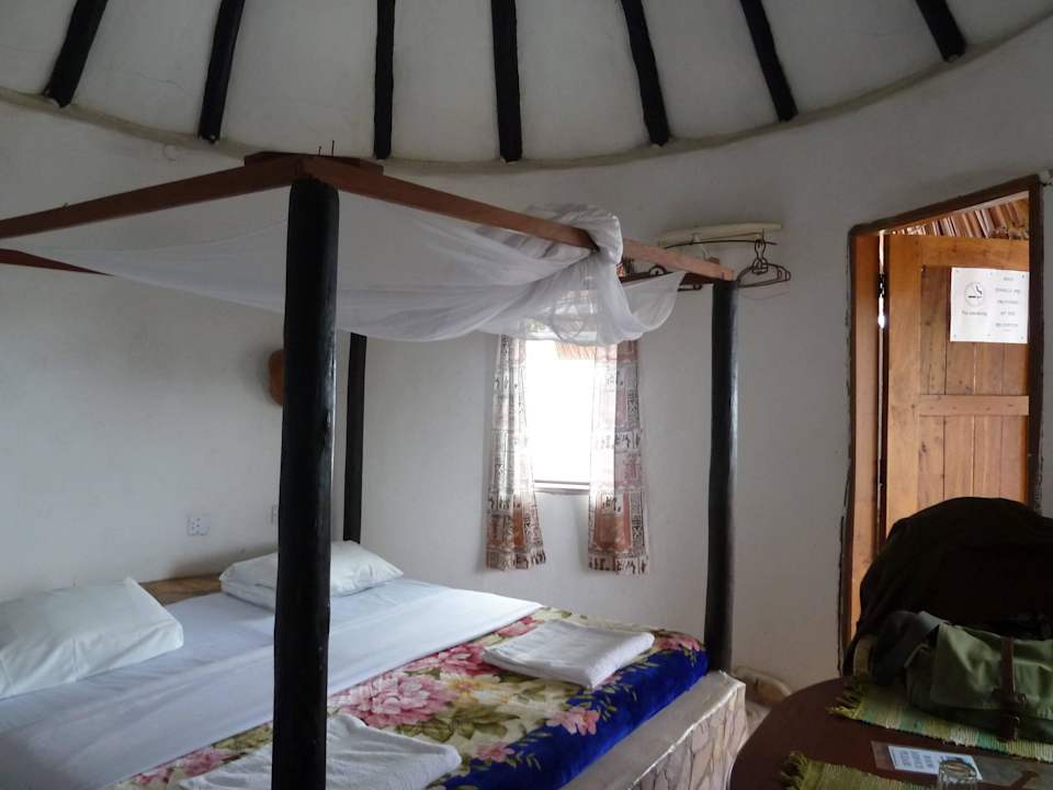 Bett mit Moskitonetz Kingfisher Lodge Kichwamba