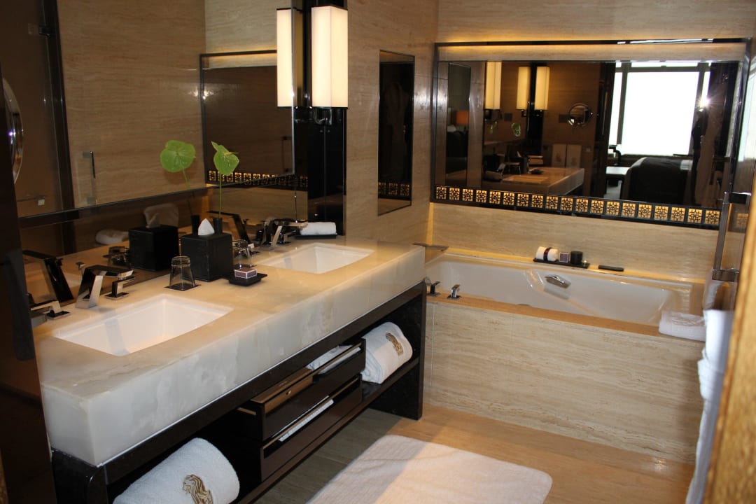 Bad mit tollem Nachtlicht  Hotel The Ritz-Carlton Hongkong