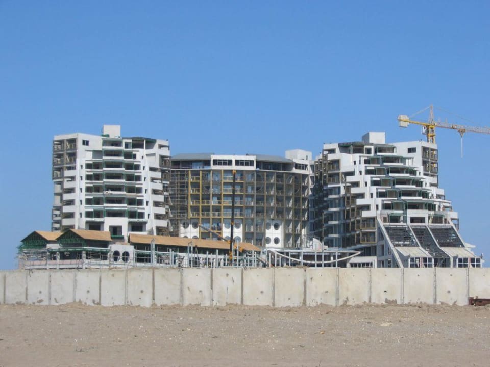 Hotel-Baustelle vom Strand aus gesehen Limak Lara Deluxe Hotel & Resort