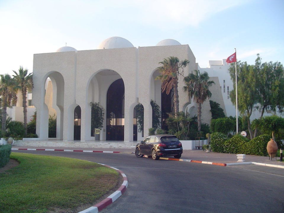 Zufahrt zum Eingangsbereich Hotel Royal Garden Palace