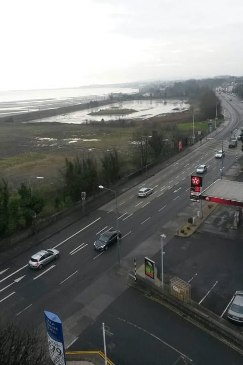 Blick von unserem DZ auf die Hauptstraße Hotel Tara Towers