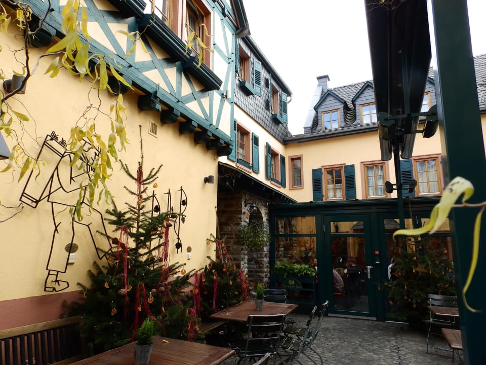 Terrasse und Hoteleingang Weinhotel des Riesling  Zum grünen Kranz