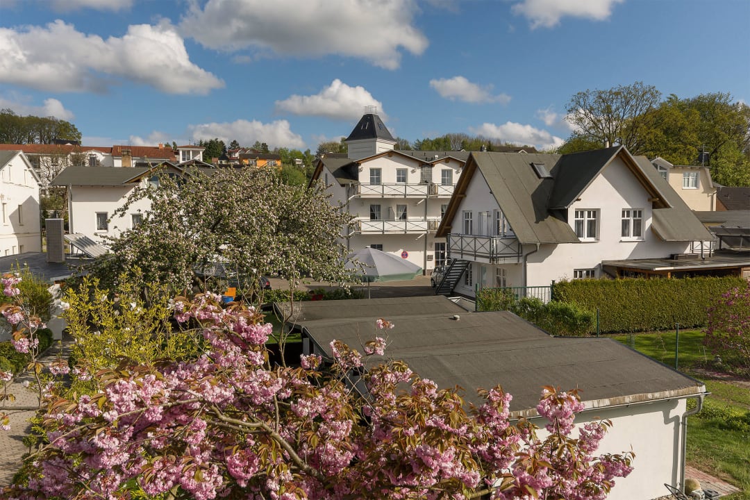 Pensionsgelände im Frühling Pension Anker Garni