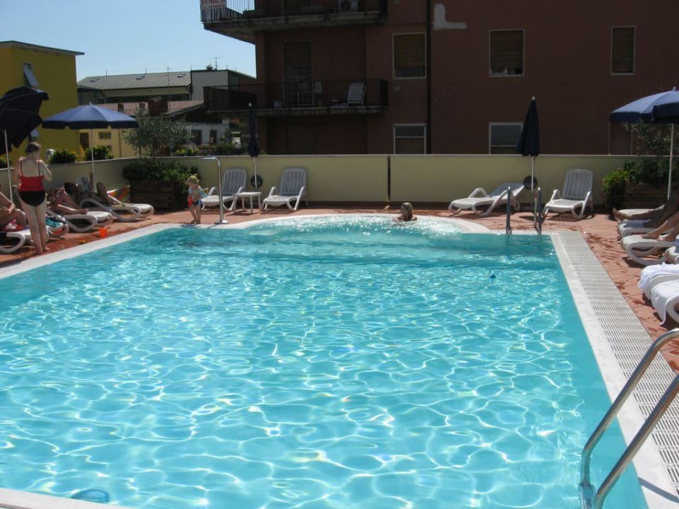 "Der Pool vom Hotel Bologn..." Hotel Bologna (Bardolino) • HolidayCheck