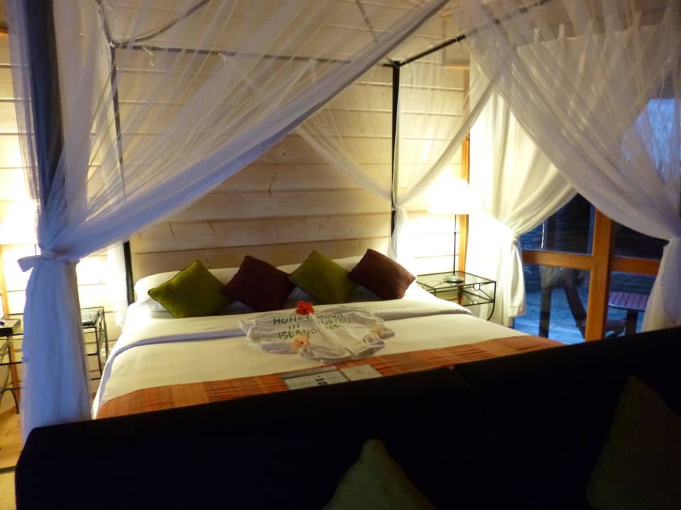 Bett mit Willkommensgeschenk zum Honeymoon Kuredu Island Resort & Spa