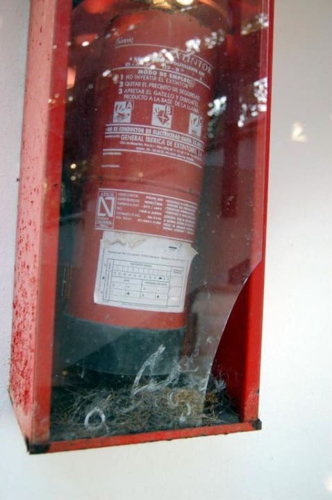 Feuerlöscher an der Anlage Appartements Sol Romantica