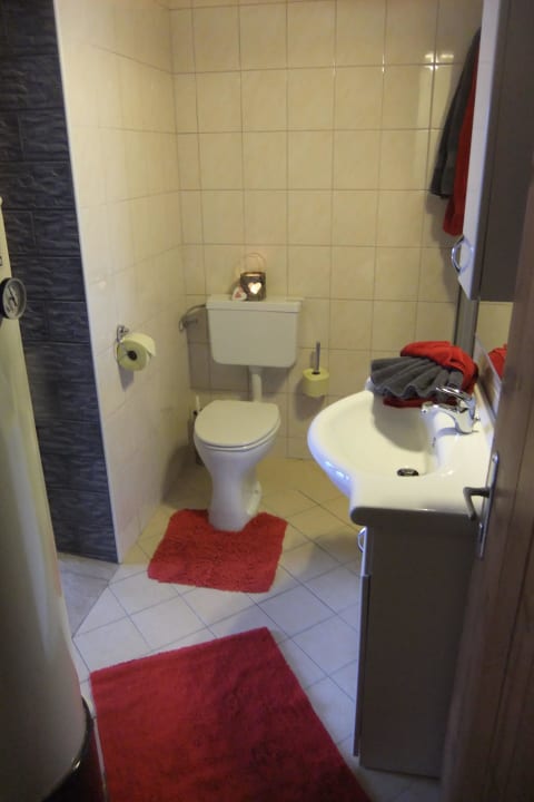 Vom Bad geht es direkt ab in die Sauna! Schneiderhütte