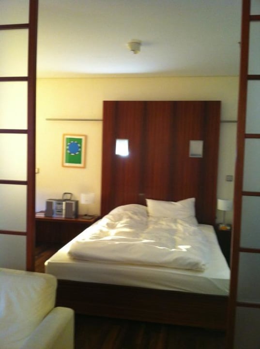 Schlafbereich im Zimmer INNSIDE by Meliá Frankfurt Eurotheum