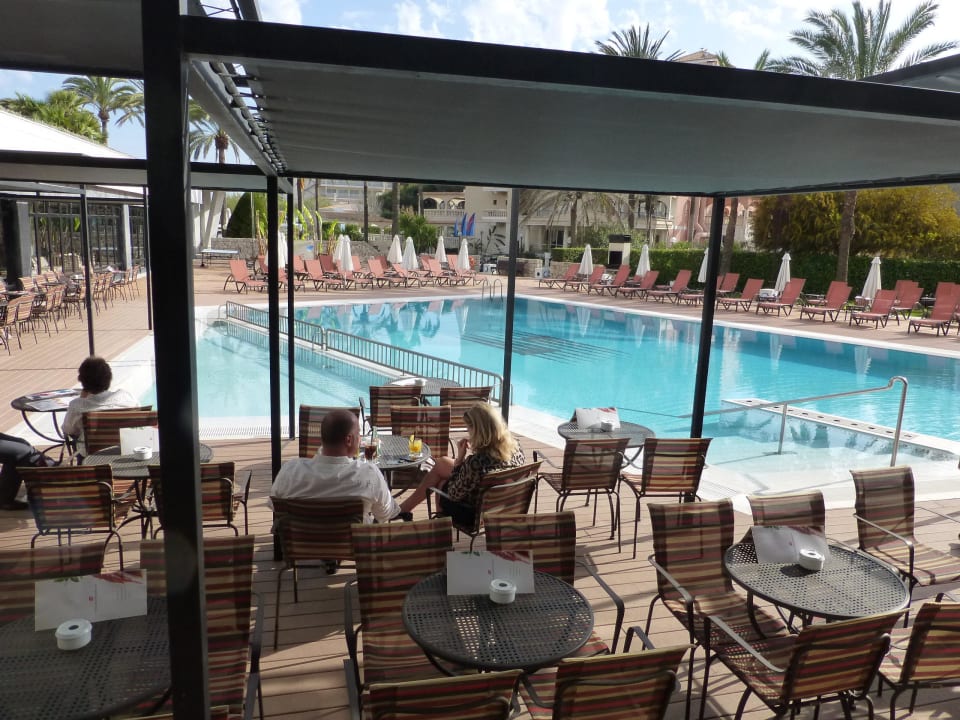 Pool mit Sitzecke vor der Bar Hotel Serrano Palace