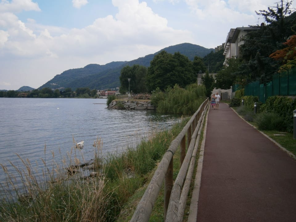 Spaziergang am See mit Blick zum Hotel Hotel Le Torrette