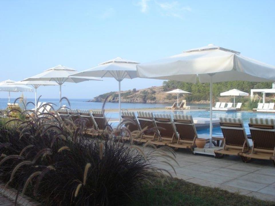 Bequeme Plastikliegen am Pool Karya Family Resort  All Inclusive