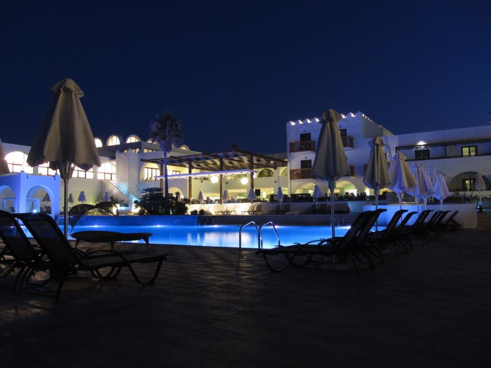 Pool und Blick Richtung Hotel TUI BLUE Oceanis Beach and Spa Resort