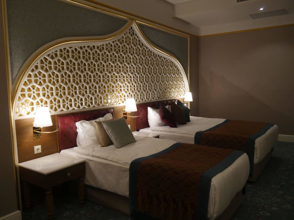 Schlafzimmer der Junior Suite 1207 vom RTM Royal Taj Mahal Hotel