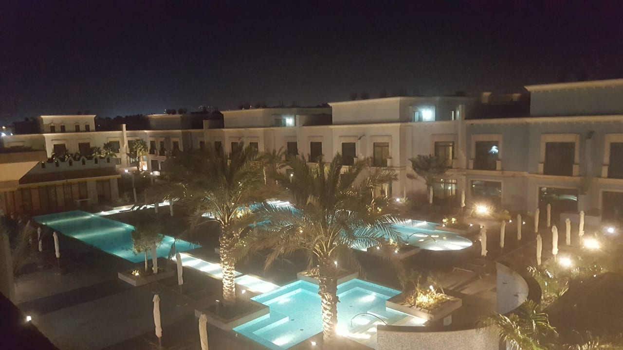 Blick auf den Pool von der Dachterrasse Andalus Al Seef Resort & Spa