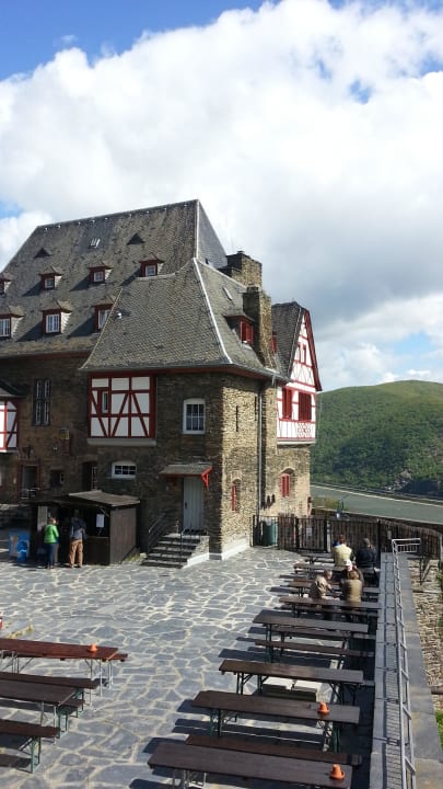 Terrasse mit Rheinblick Jugendherberge Burg Stahleck