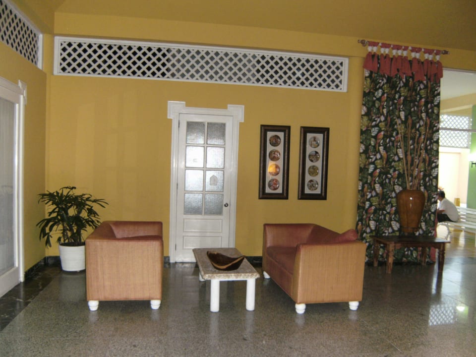 Einer der vielen Sitzecken in der Lobby Puerto Plata Village