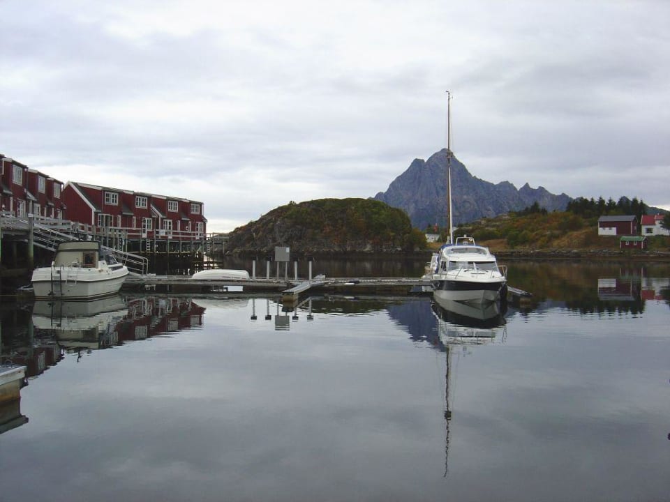 Blick auf Rorbues und Fjord Nyvagar Rorbuhotell
