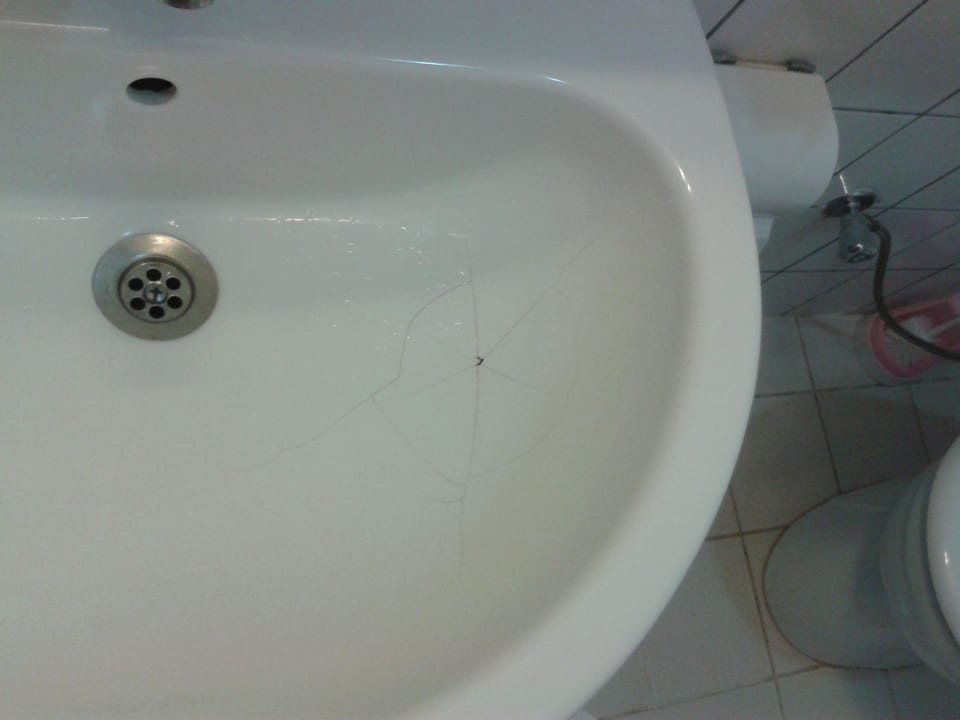 Defektes Waschbecken Muz Hotel
