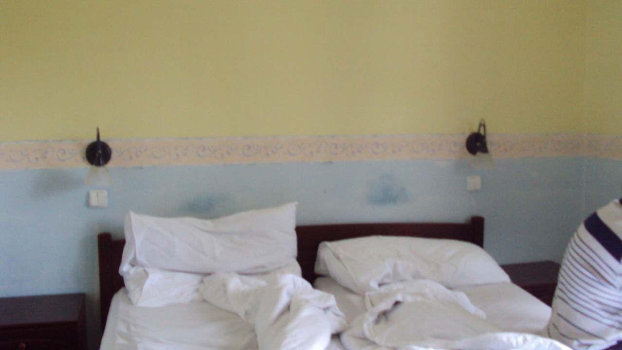 Nevymalovaný pokoj - fleky na zdech Hotel Bílý Hořec