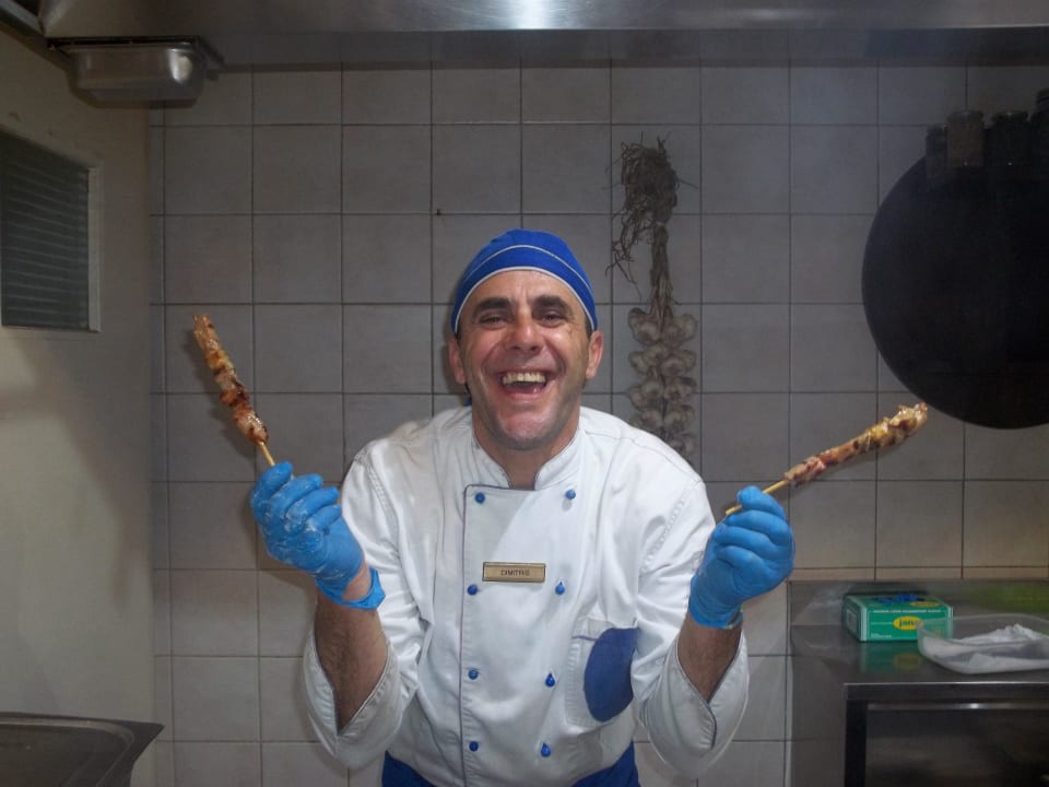 Der immer freundliche Show-Cook Apollonia Beach Resort & Spa