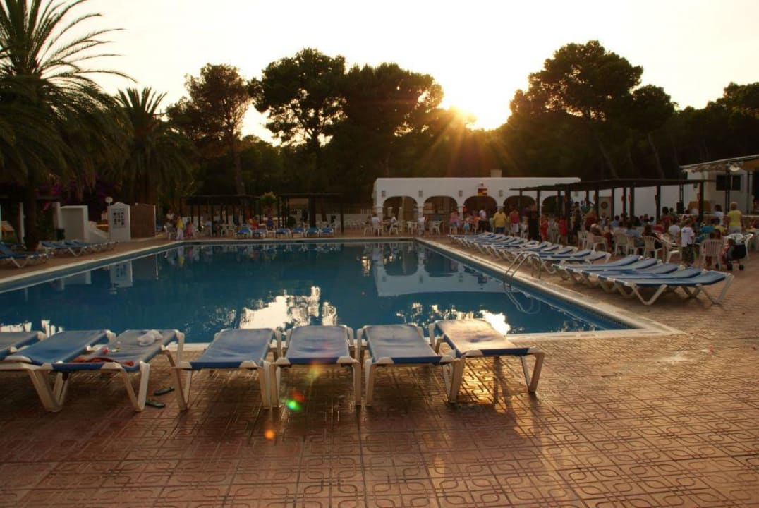 Pool- Aussenlandschaft mit Bar und Bühne Cala Llenya Resort Ibiza