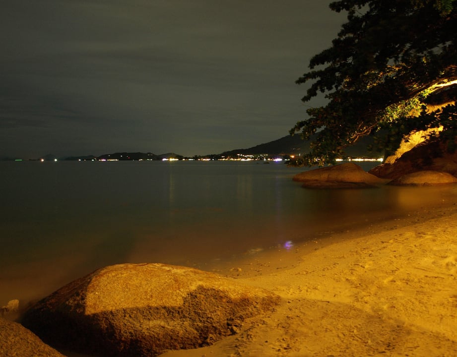 Ausblick am Abend auf Lamai vom Hotelstrand Renaissance Koh Samui Resort & Spa