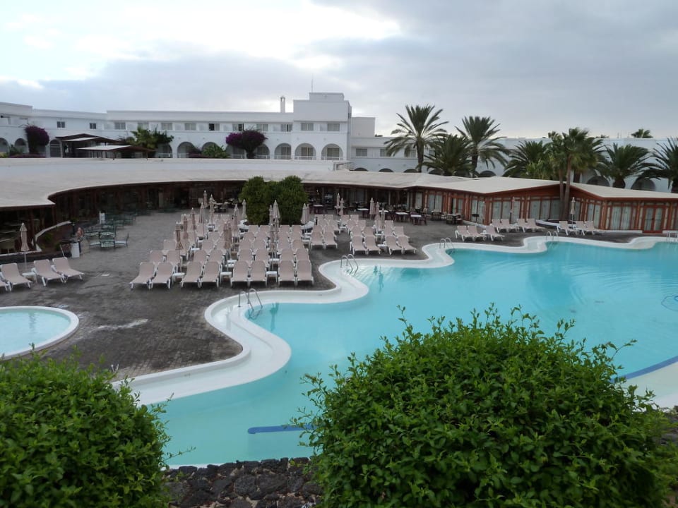 Poolanlage mit Restaurantbereich im Hintergrund Relaxia Olivina