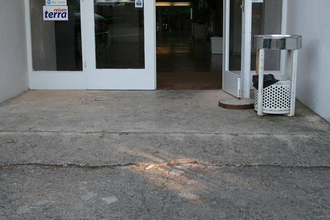 Beschädigter Belag  Rivijera Villen & Dependance Flora & Madera