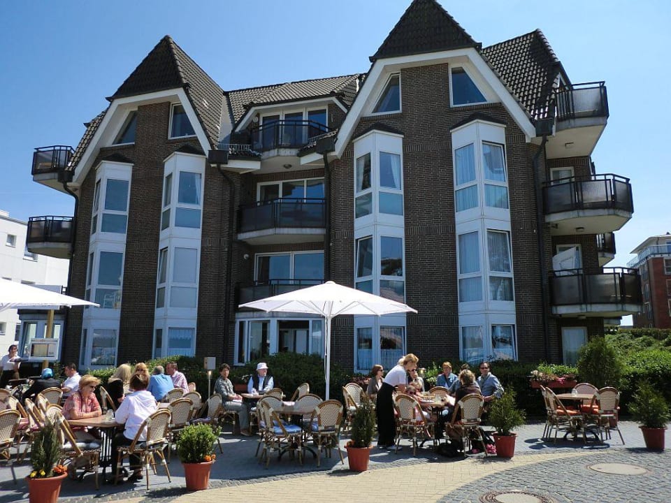 Blick auf Hotel von der Promenade aus Residenz Meeresbrandung