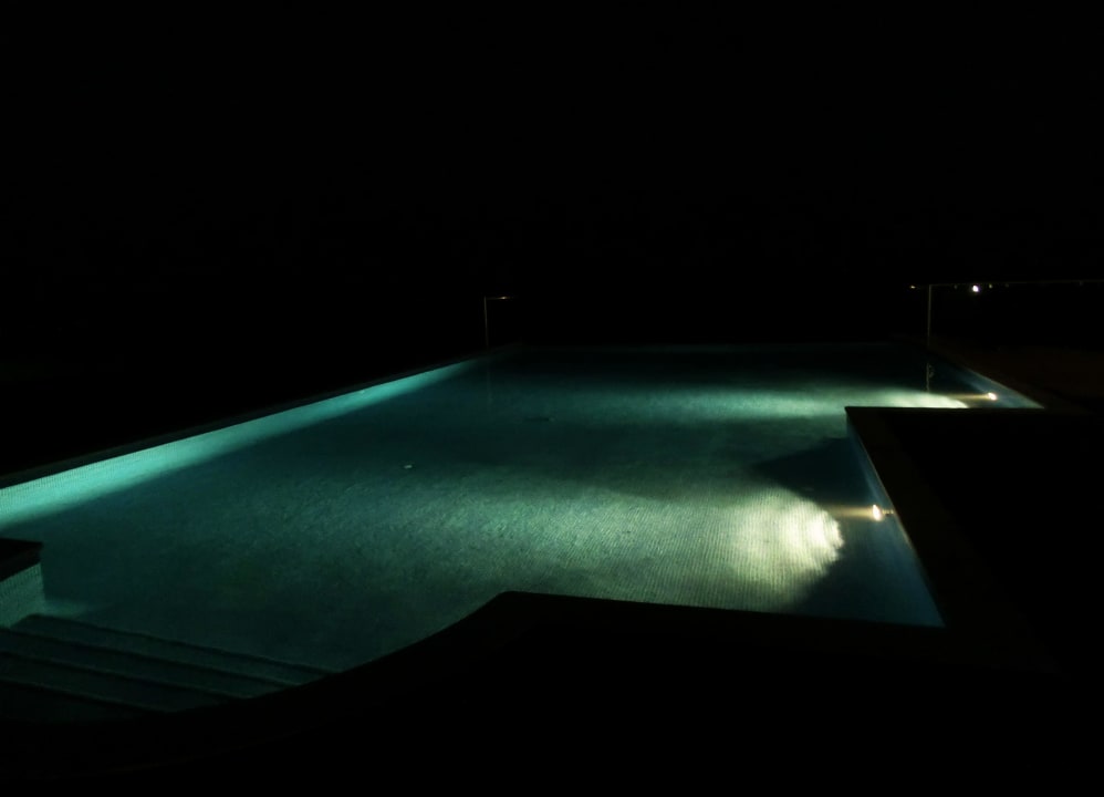 Infinity-Außenpool bei Nacht Vila Alba Resort