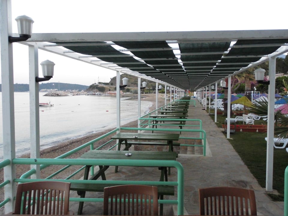 Sitzgelegenheiten am Strand Hotel Grand Efe