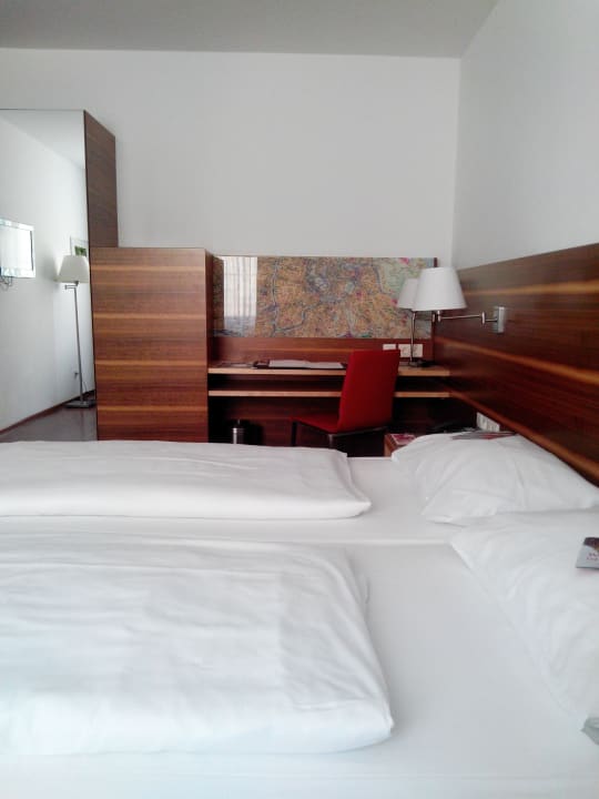 Betten, Schreibtisch Four Points Flex by Sheraton Vienna Hauptbahnhof