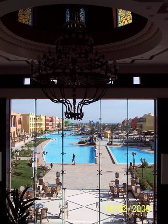 Von der Rezeption in die Anlage geschaut Titanic Beach Spa & Aqua Park