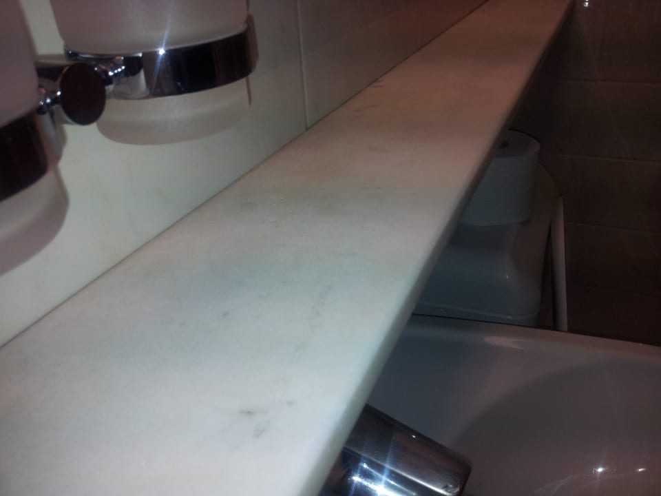 Schmutzige Spiegelablage Hotel am Mirabellplatz