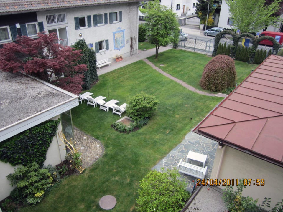 Ausblick vom Balkon auf den Garten Wittelsbacher Hof Swiss Quality Hotel
