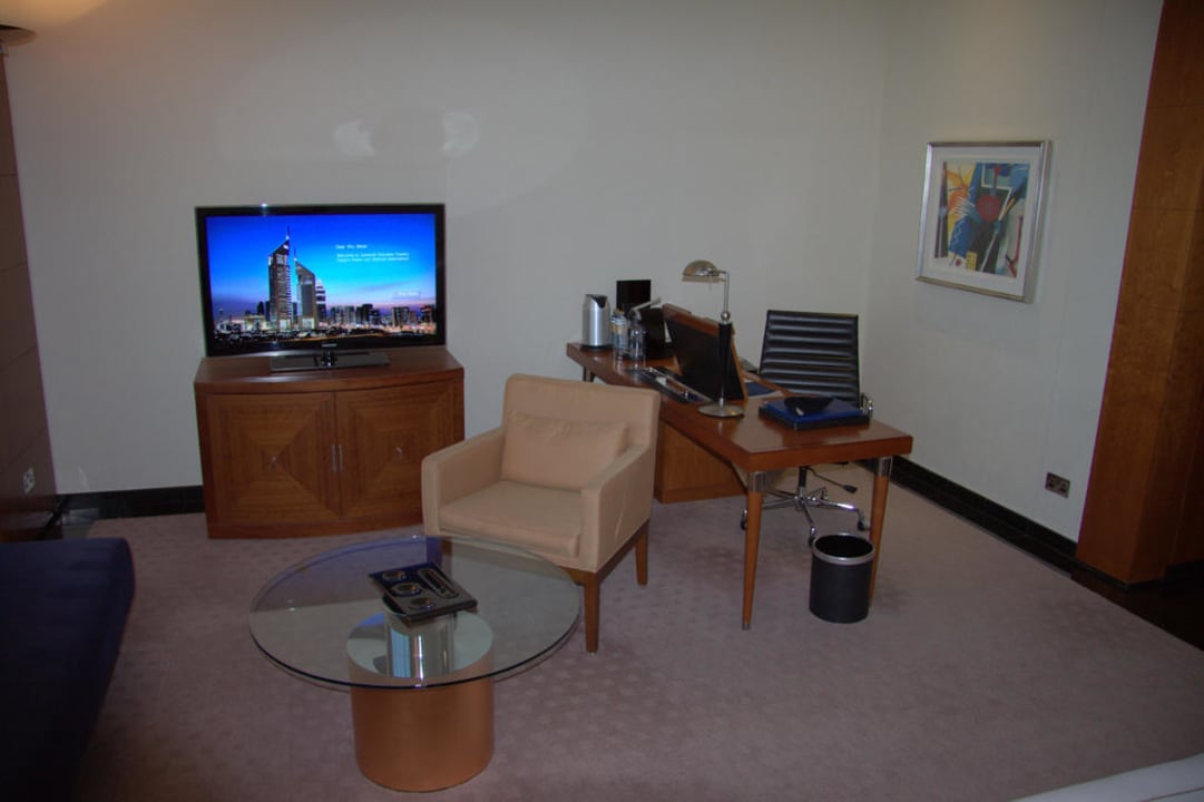 Schreibtisch  und  TV Hotel Jumeirah Emirates Towers