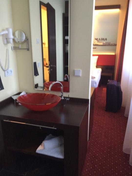 Waschbecken mit Gang zum Bett Best Western Plus Plaza Berlin Kurfürstendamm